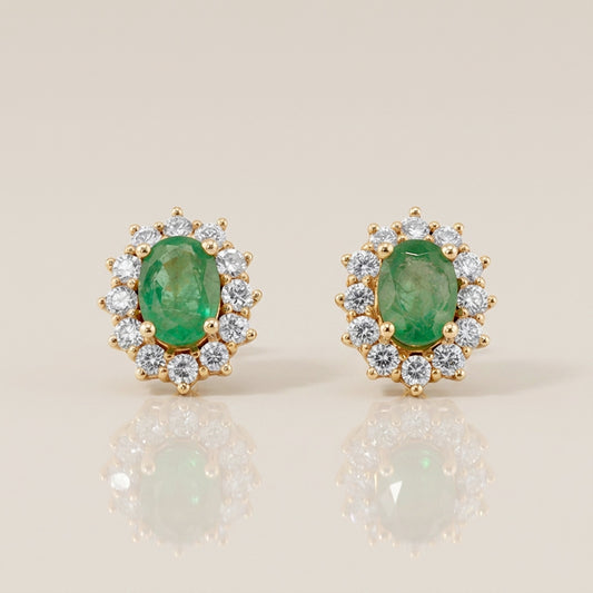 Aretes Lady D con Esmeraldas y Diamantes en Oro Amarillo de 14K