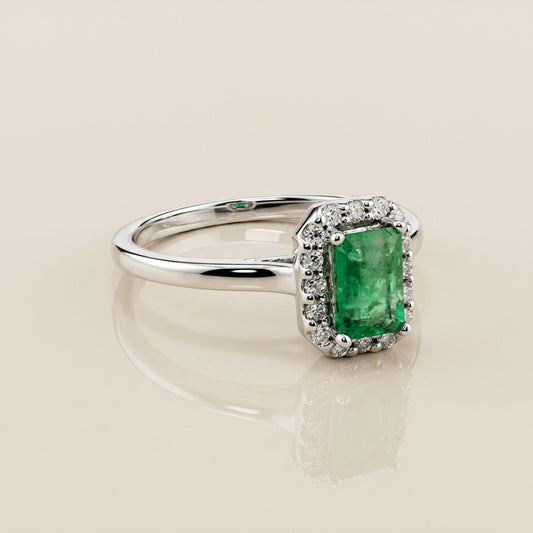 Anillo Andy con Esmeralda y Diamantes en Oro Blanco de 14K