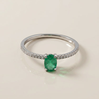 Anillo Cóctel con Esmeralda y Diamantes en Oro Blanco de 14K