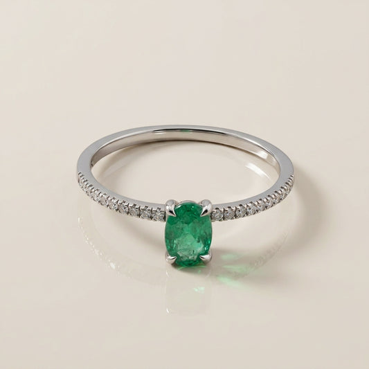 Anillo Cóctel con Esmeralda y Diamantes en Oro Blanco de 14K