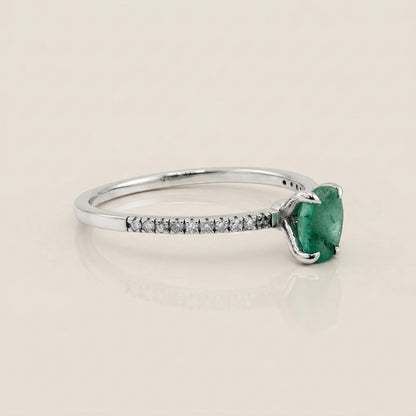 Anillo Cóctel con Esmeralda y Diamantes en Oro Blanco de 14K