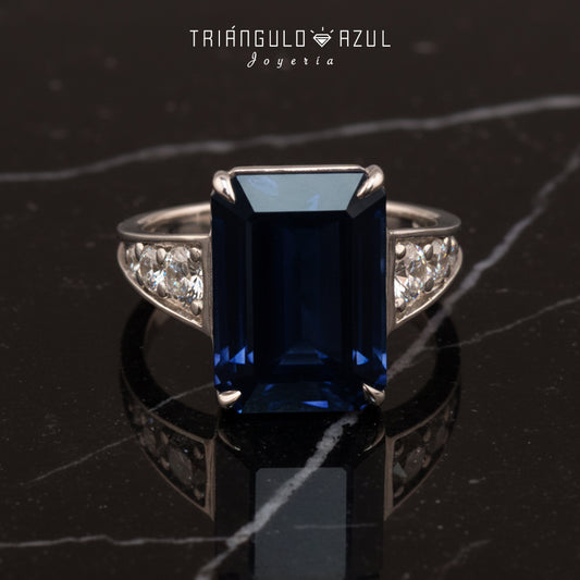 Anillo Zafira Longa de Zafiro con 9.92 CTS y Diamantes  do 0.78 CTS Total en Oro Blanco de 18K