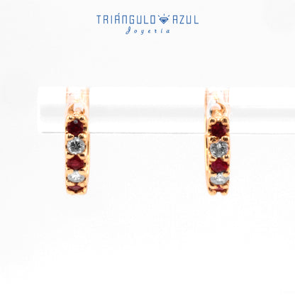 Arrcaditas Fer de Rubíes con 0.15 CTS Total y Diamantes con 0.10 CTS Total en Oro Amarillo de 14K
