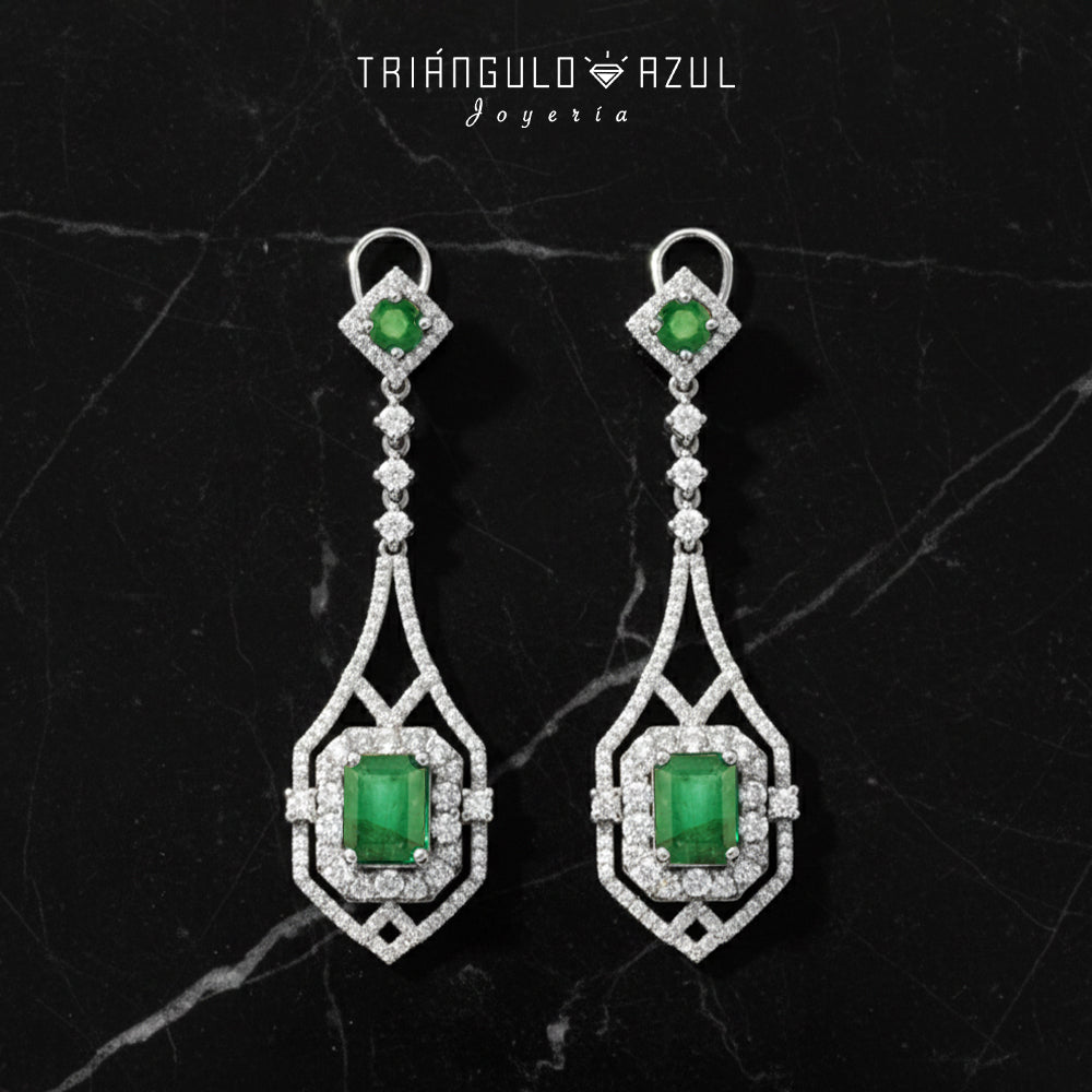 Aretes Largos de Esmeralda con 4.01 CTS Total y Diamantes con 2.35 CTS Total en Oro Blanco de 14K