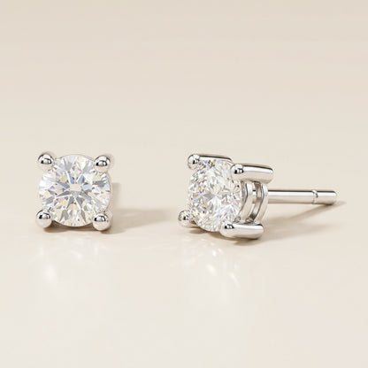 Broqueles Sencillos de Diamantes con 0.80 CTS Total en Oro Blanco de 14K