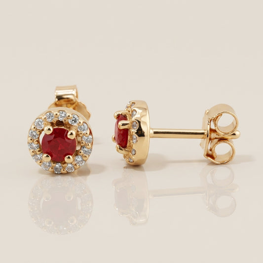 Aretes Halo con Rubíes y Diamantes en Oro Amarillo de 14K