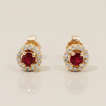 Aretes Halo con Rubíes con 0.40 CTS Total y Diamantes con 0.14 CTS Total en Oro Amarillo de 14K