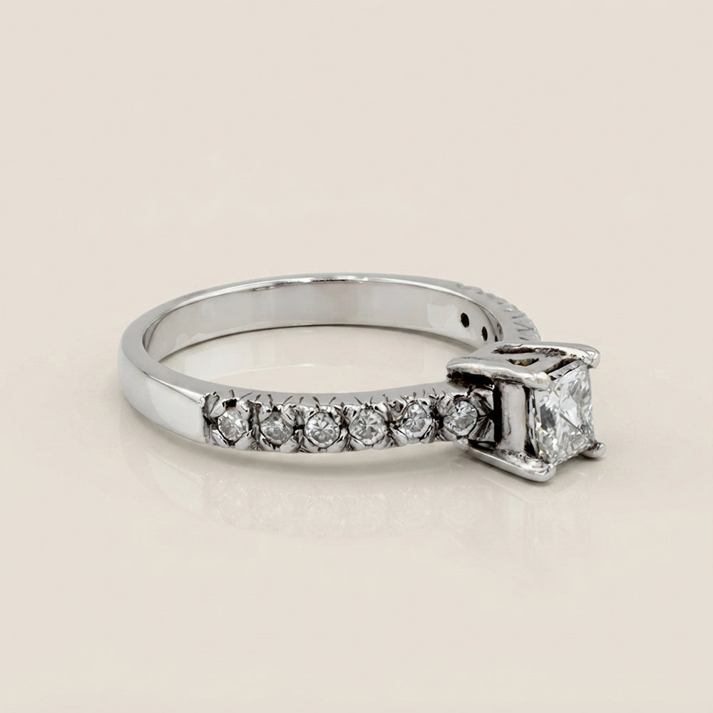 Anillo de Compromiso con Laterales en Oro Blanco de 18K