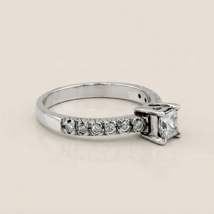 Anillo de Compromiso con Laterales en Oro Blanco de 18K