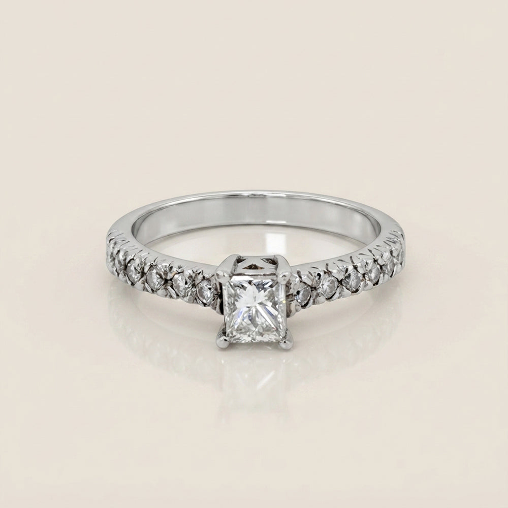 Anillo de Compromiso con Laterales en Oro Blanco de 18K