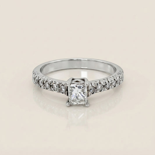 Anillo de Compromiso con Laterales en Oro Blanco de 18K