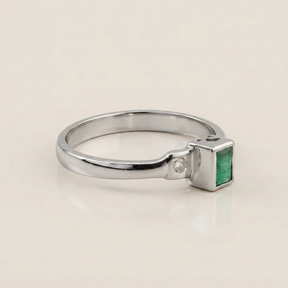Tresillo con Esmeralda y Diamantes en Oro Blanco de 14K