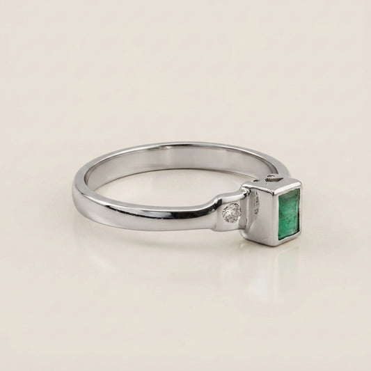 Tresillo con Esmeralda y Diamantes en Oro Blanco de 14K