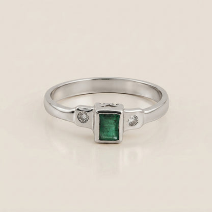 Tresillo con Esmeralda y Diamantes en Oro Blanco de 14K