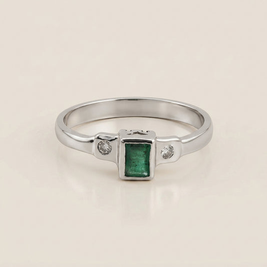 Tresillo con Esmeralda y Diamantes en Oro Blanco de 14K