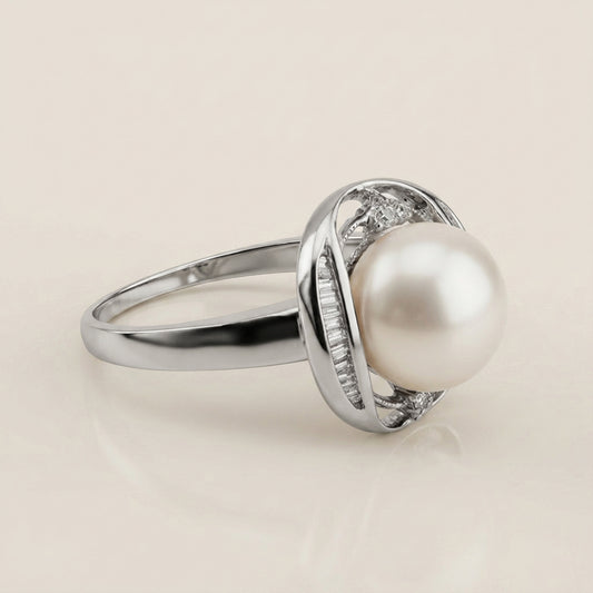 Anillo con Perla y Diamantes en Oro Blanco de 14K