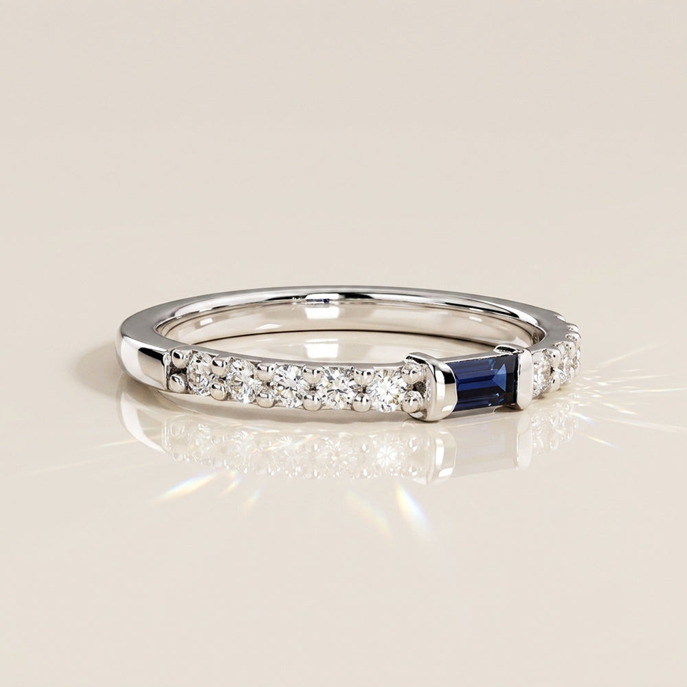 Anillo con Zafiro y Diamantes en Oro Blanco 14K