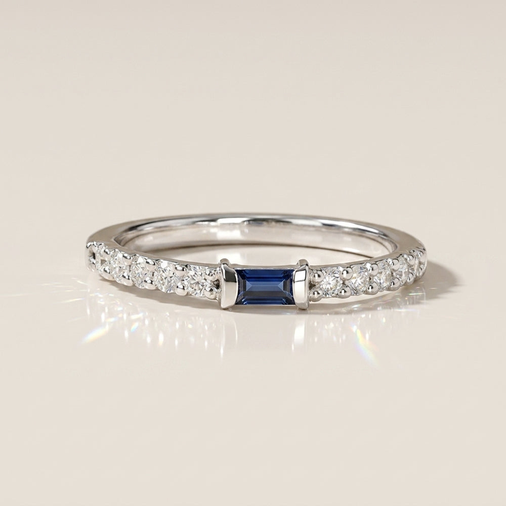 Anillo con Zafiro y Diamantes en Oro Blanco 14K