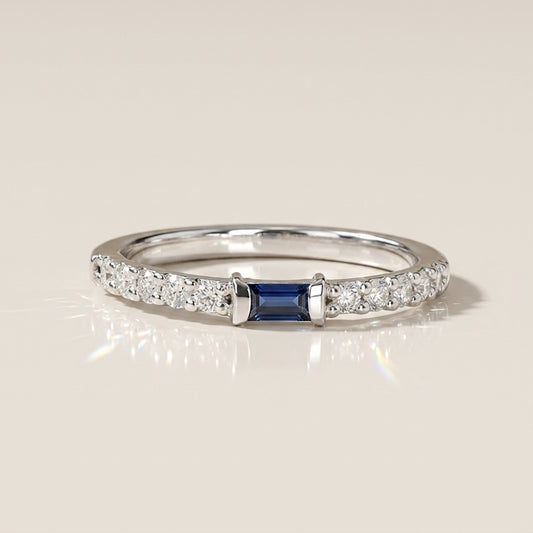 Anillo con Zafiro y Diamantes en Oro Blanco 14K