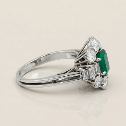 Anillo Cóctel con Esmeralda y Diamantes en Oro Blanco de 18K