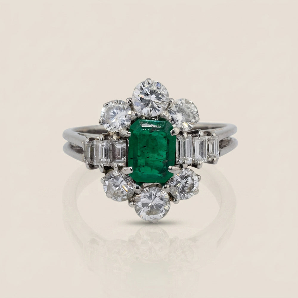 Anillo Cóctel con Esmeralda y Diamantes en Oro Blanco de 18K
