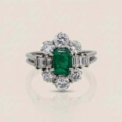 Anillo Cóctel con Esmeralda y Diamantes en Oro Blanco de 18K
