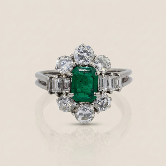 Anillo Cóctel con Esmeralda y Diamantes en Oro Blanco de 18K