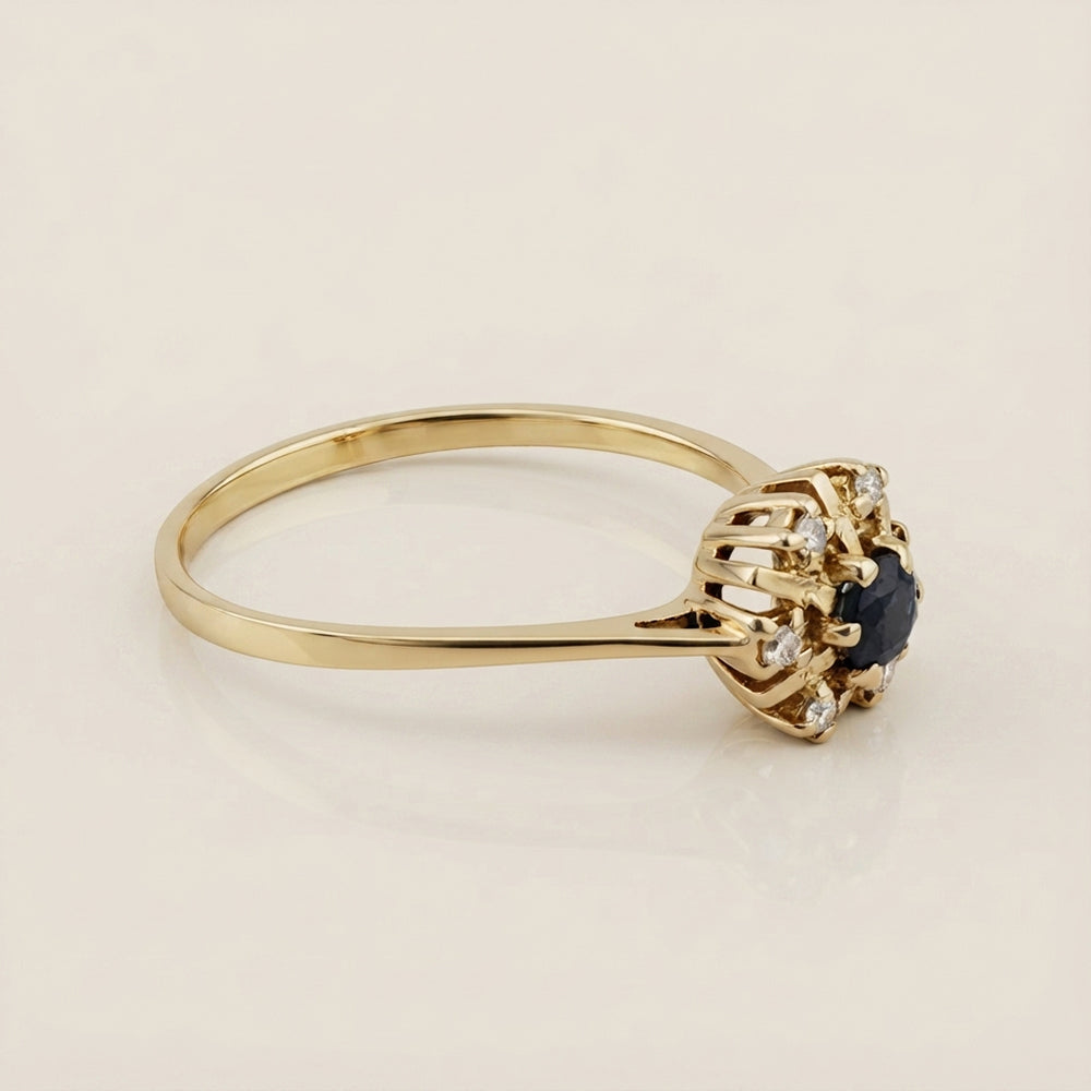 Anillo con Zafiro y Diamantes en Oro Amarillo de 14K