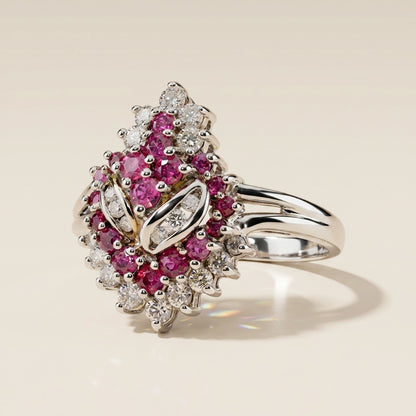 Anillo Cóctel con Rubíes y Diamantes en Oro Blanco 14K