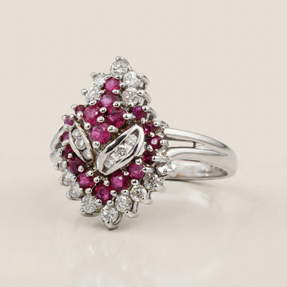Anillo Cóctel con Rubíes y Diamantes en Oro Blanco 14K