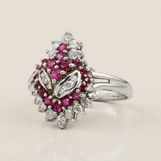 Anillo Cóctel con Rubíes y Diamantes en Oro Blanco 14K