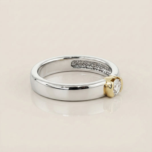 Anillo de Compromiso Biselado en Oro Blanco de 14K