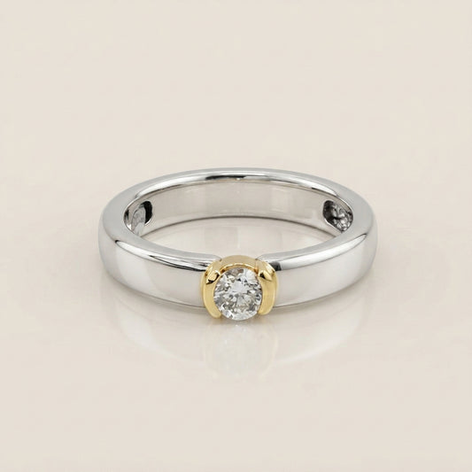 Anillo de Compromiso Biselado en Oro Blanco de 14K