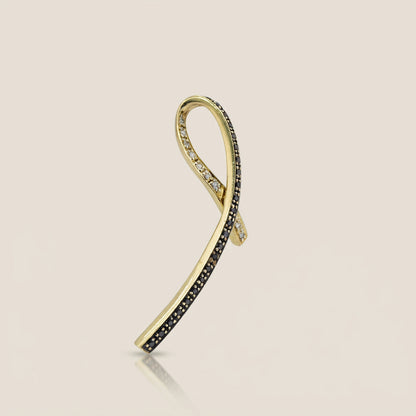 Dije Corbata con Diamantes Blancos y Negros en Oro Amarillo de 14K