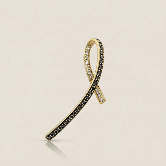 Dije Corbata con Diamantes Blancos y Negros en Oro Amarillo de 14K