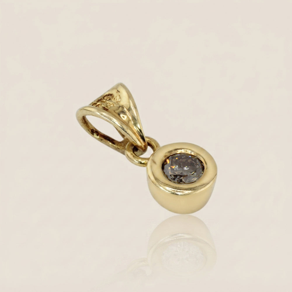 Dije con Diamante Brown en Oro Amarillo de 14K