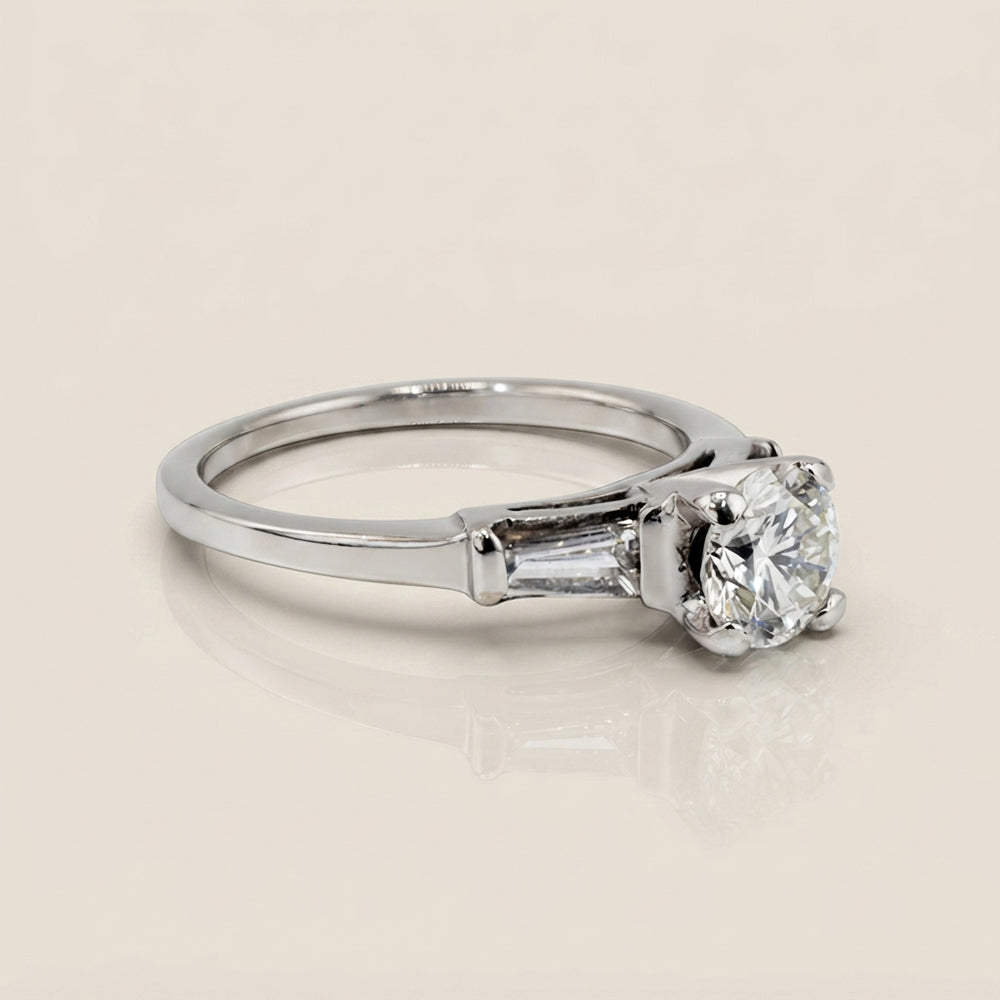 Anillo de Compromiso con Laterales en Oro Blanco de 14K