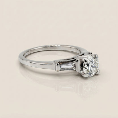 Anillo de Compromiso con Laterales en Oro Blanco de 14K