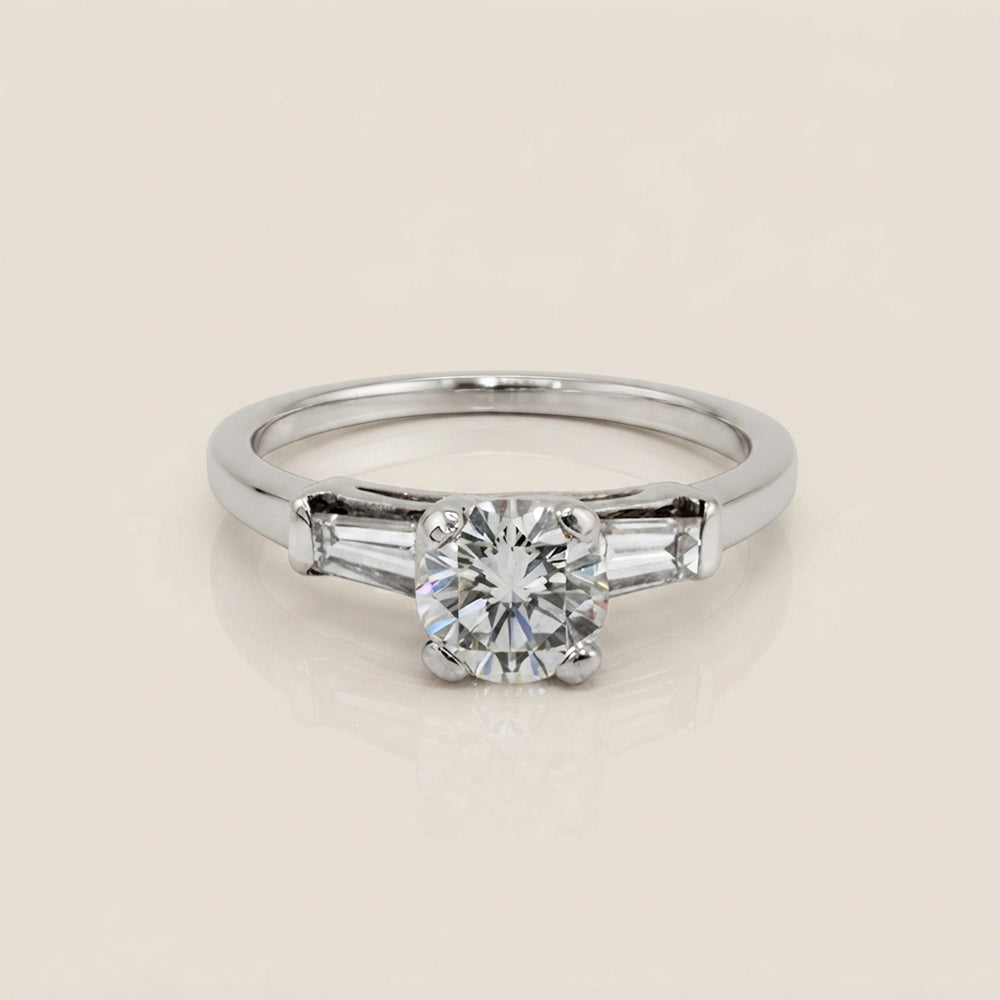 Anillo de Compromiso con Laterales en Oro Blanco de 14K