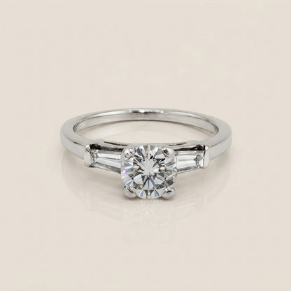 Anillo de Compromiso con Laterales en Oro Blanco de 14K