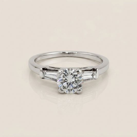 Anillo de Compromiso con Laterales en Oro Blanco de 14K